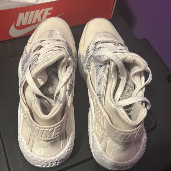 Brought the wrong size. Brand new never worn - Picture 3 of 4